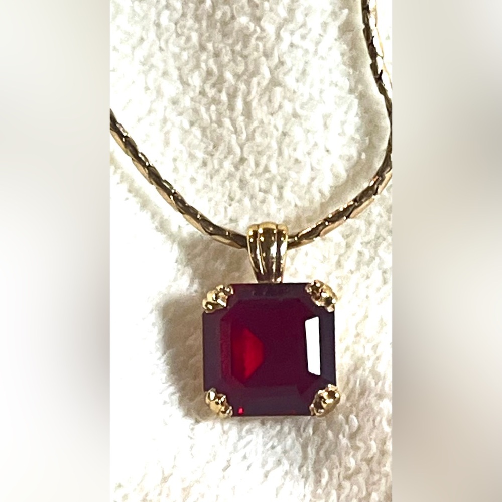 VINTAGE Gold and FAUX RUBY Pendant Necklace - Picture 2 of 6
